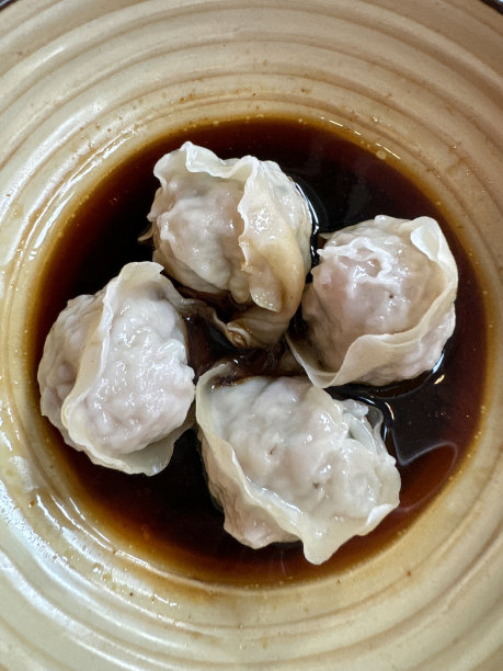 四张全画幅图片，蒸Momos(南亚饺子)，白面粉和水面团填满鸡肉和混合蔬菜，用酱油蘸盘，抬高视图图片下载