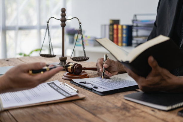 律师拿着笔，拿着天平，拿着锤子，在商业纠纷中提供咨询服务。万一客户被骗，特写照片图片下载