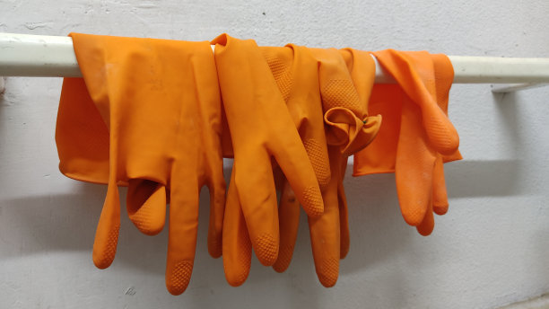 橙色橡胶手套图片下载