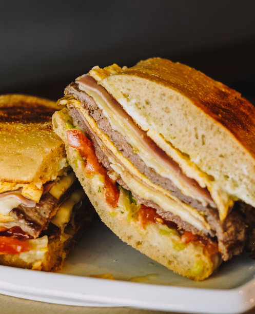 用牛肉、火腿、奶酪和鸡蛋做成的三明治图片下载