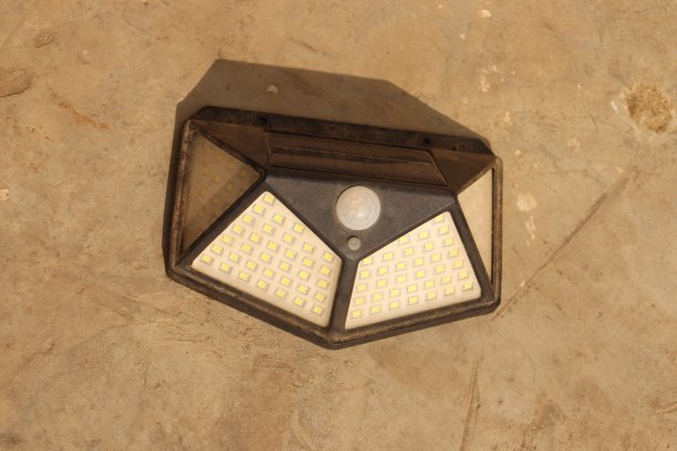 水泥墙上带有光传感器和太阳能板的太阳能墙led灯的照片图片下载
