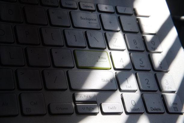 笔记本电脑键盘的模糊图片放在窗户附近图片下载