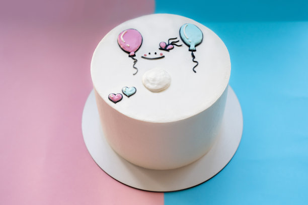 可爱的自制蛋糕:孕妇带着粉色和蓝色的气球。庆祝派对蛋糕。婴儿洗澡。男孩还是女孩?图片下载