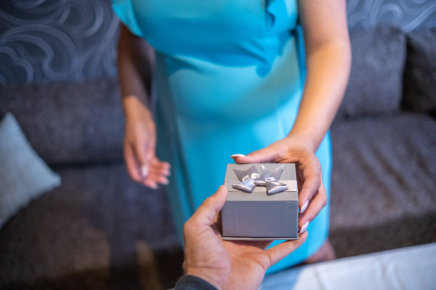 一个男人给一个女人送礼物。图片下载