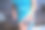 一个男人给一个女人送礼物。图片下载