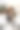 女孩坐在外面的长凳上，拿着一束新鲜的冷杉树枝，背景是女孩图片下载