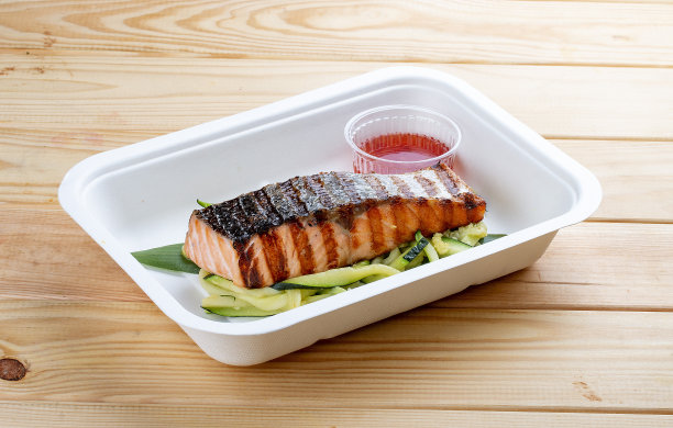 烤粉红鲑鱼，配上西葫芦。健康食品。外卖食物。在木制背景上。图片下载