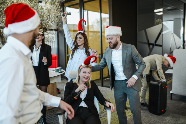 商务人士跳舞，同事为他们唱歌图片下载