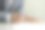 男子写字用笔在办公桌上与灰色背景的人股票图片股票照片图片下载