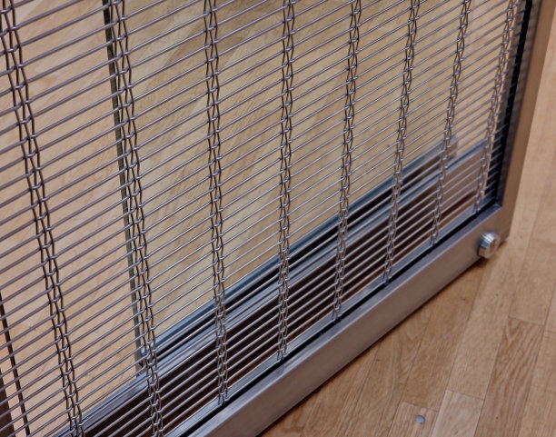 由于通货膨胀降低了顾客的购买力，商店里空无一人。关了百叶窗，还有一个出租的商业单位。百货商店和商场在经济危机中，没有商家，铁丝网，格子图片下载