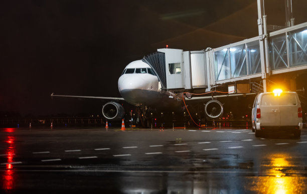 晚上在机场有一个斜坡的飞机。图片下载