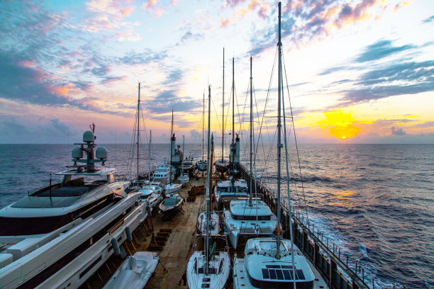 用重型运输船把游艇运过大洋。图片下载