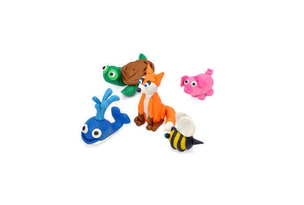 在白色背景上用橡皮泥做成的一组动物图片下载