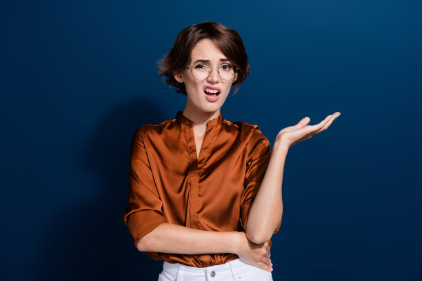 恼怒的女士办公室管理员的照片不满意的负面问题的麻烦隔离在深蓝色的背景图片下载