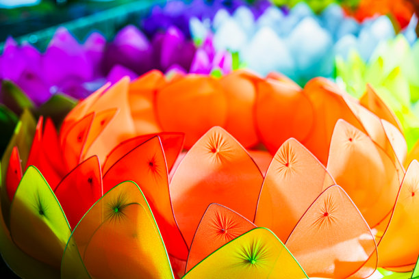 美丽的克拉通由泡沫制成，漂浮在水面上，用于泰国新年和河女神崇拜仪式，这是泰国著名的节日，12月的满月。图片下载