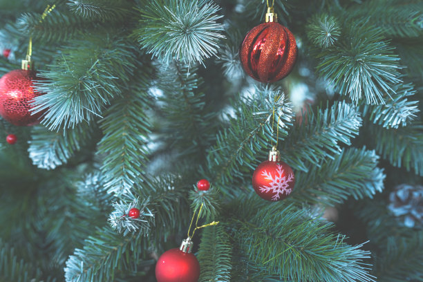 圣诞快乐，彩球特写，礼盒和圣诞祝福图片包，绿色圣诞树背景上的铃铛装饰圣诞和新年装饰。图片下载