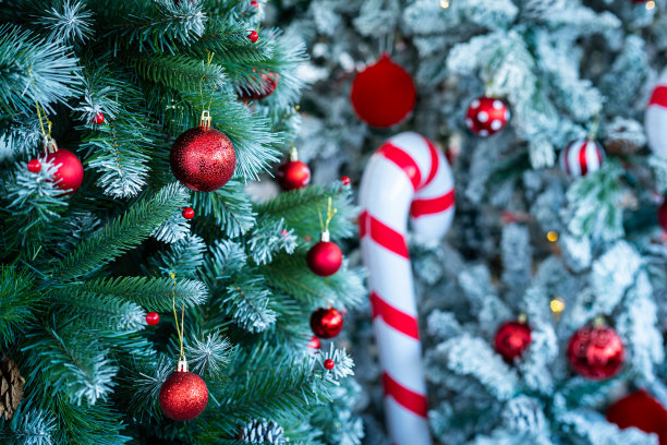 圣诞快乐，彩球特写，礼盒和圣诞祝福图片包，绿色圣诞树背景上的铃铛装饰圣诞和新年装饰。图片下载