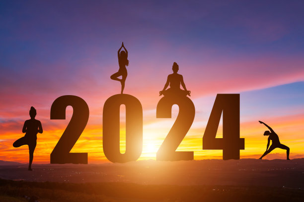 新年快乐的数字2024，剪影女子练习瑜伽清晨日出在地平线上的背景，健康和新年快乐的概念。图片下载