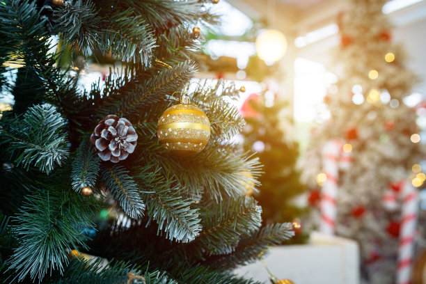 圣诞快乐，彩球特写，礼盒和圣诞祝福图片包，绿色圣诞树背景上的铃铛装饰圣诞和新年装饰。图片下载