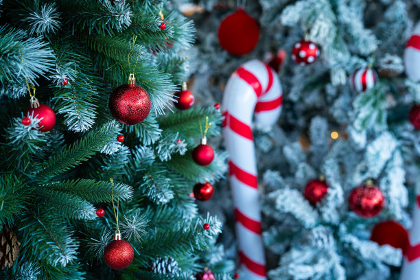 圣诞快乐，彩球特写，礼盒和圣诞祝福图片包，绿色圣诞树背景上的铃铛装饰圣诞和新年装饰。图片下载