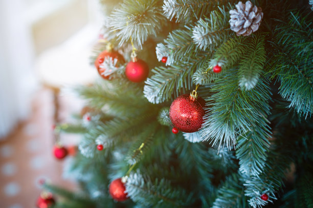 圣诞快乐，彩球特写，礼盒和圣诞祝福图片包，绿色圣诞树背景上的铃铛装饰圣诞和新年装饰。图片下载