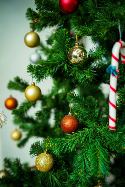 圣诞快乐，彩球特写，礼盒和圣诞祝福图片包，绿色圣诞树背景上的铃铛装饰圣诞和新年装饰。图片下载