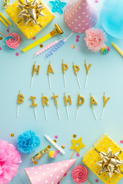 充满欢乐的庆祝建议。俯视图垂直照片，节日安排的桌子上有“生日快乐”的信，蜡烛，礼物，聚会帽，棒棒糖，气球，烟斗在平静的淡蓝色的基础上图片下载