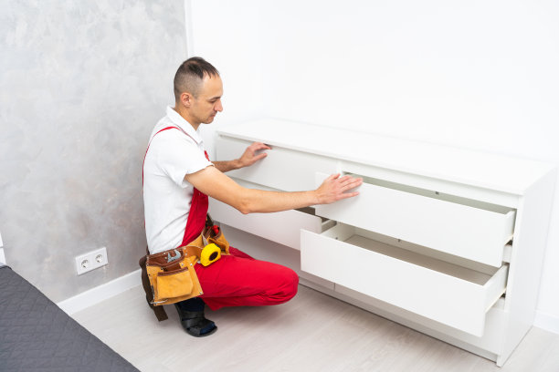 有橱柜家居装修概念的年轻工人图片下载