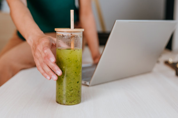 办公室里用竹竿做的绿色奶昔特写图片下载