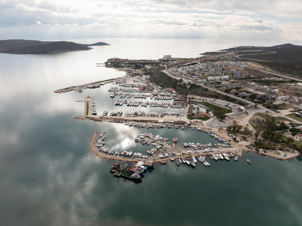 在Cesme的Alacati码头的鸟瞰图。土耳其伊兹密尔的夏季旅游地标。图片下载