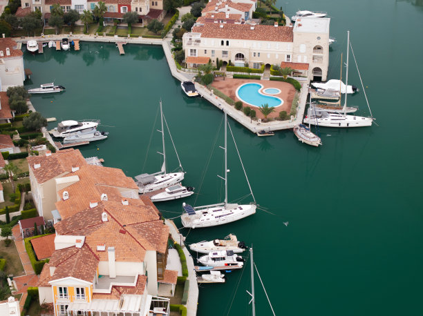 在Cesme的Alacati码头的鸟瞰图。土耳其伊兹密尔的夏季旅游地标。图片下载