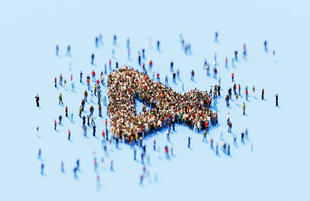 蓝色背景上的4号人群图片下载