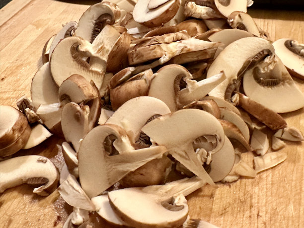 在木板上切蘑菇片图片下载