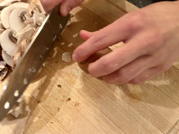 在木板上切蘑菇片图片下载