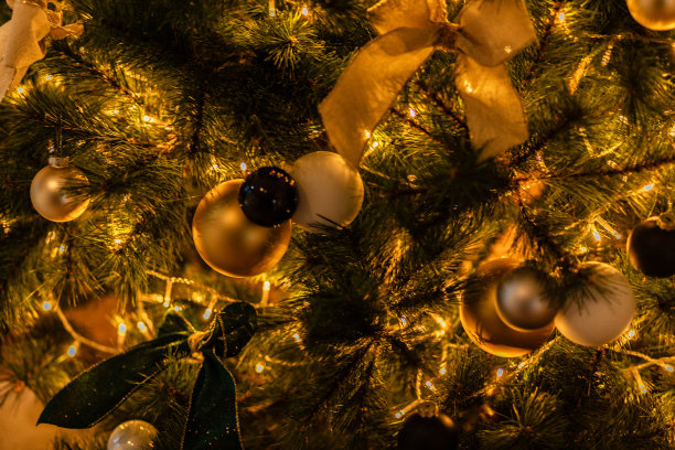 圣诞树上梦幻般的圣诞金灯，照片带有散景。新年摄影。家里完全装饰室内发光的花环。庆祝的概念，特写图片。图片下载