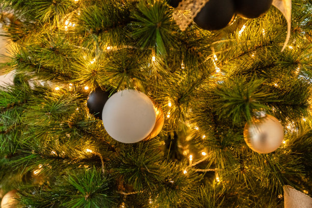 圣诞树上梦幻般的圣诞金灯，照片带有散景。新年摄影。家里完全装饰室内发光的花环。庆祝的概念，特写图片。图片下载