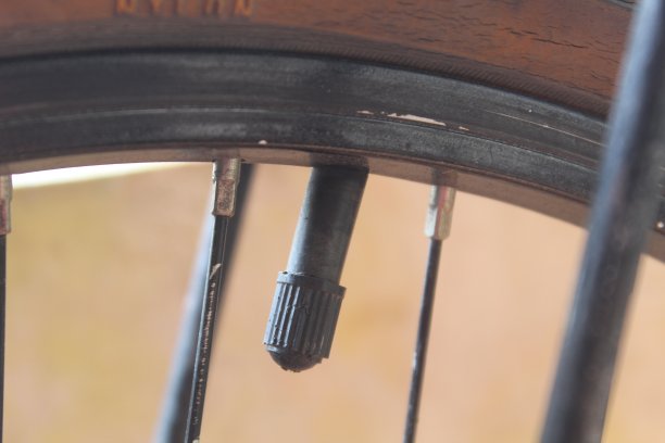 棕色油漆的旧学校自行车车架近照图片下载