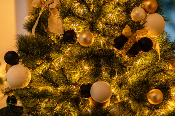 圣诞树上梦幻般的圣诞金灯，照片带有散景。新年摄影。家里完全装饰室内发光的花环。庆祝的概念，特写图片。图片下载