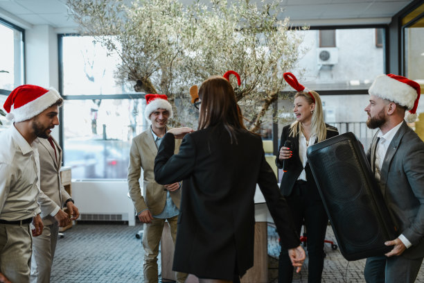 微笑的同事在公司举办卡拉ok派对图片下载