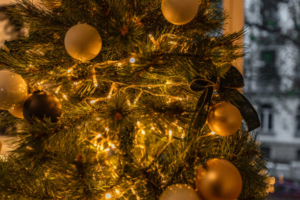 圣诞树上梦幻般的圣诞金灯，照片带有散景。新年摄影。家里完全装饰室内发光的花环。庆祝的概念，特写图片。图片下载