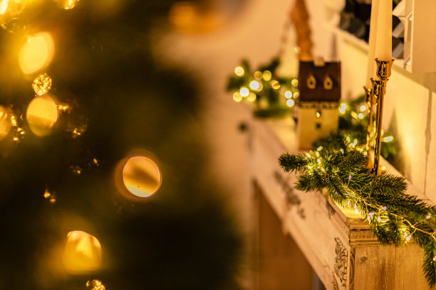 圣诞树上梦幻般的圣诞金灯，照片带有散景。新年摄影。家里完全装饰室内发光的花环。庆祝的概念，特写图片。图片下载