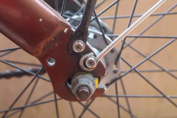 棕色油漆的旧学校自行车车架近照图片下载