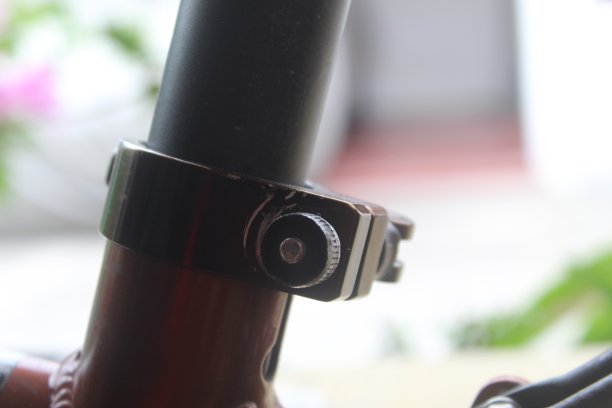 棕色油漆的旧学校自行车车架近照图片下载