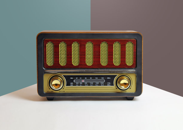 旧的棕色和金色的收音机，没有背景的复古收音机。老式无线电被隔离。图片下载