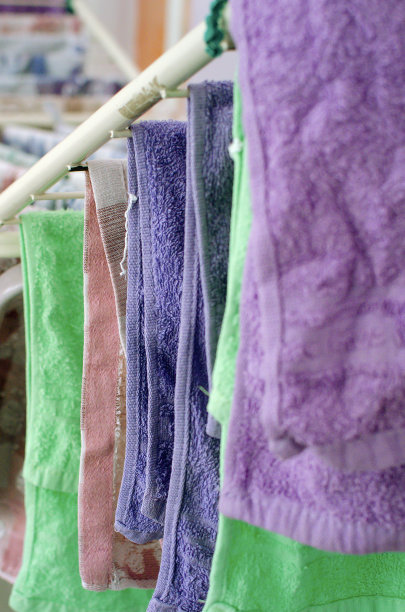 洗好的衣服在家里用烘干机烘干。特写，垂直照片。图片下载