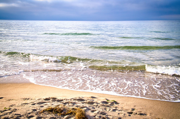 位于波罗的海沿岸。海浪拍打着沙滩。自然的照片图片下载