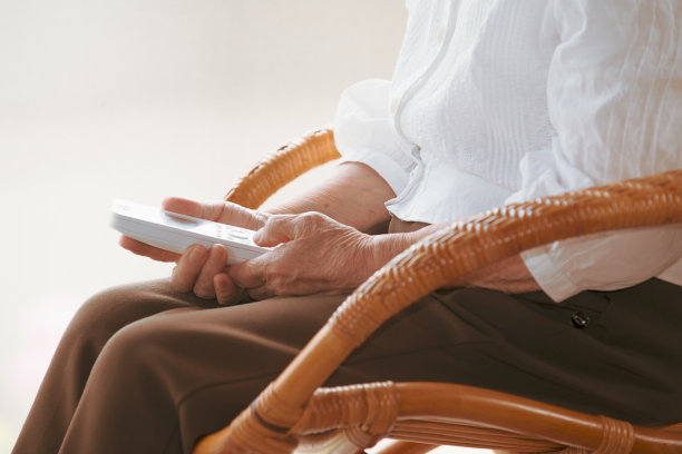 老妇人手里拿着电话图片下载