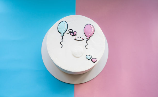 可爱的自制蛋糕:孕妇带着粉色和蓝色的气球。庆祝派对蛋糕。婴儿洗澡。男孩还是女孩?图片下载