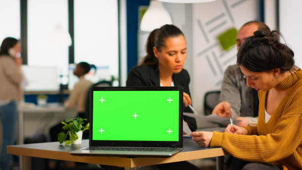 绿色屏幕的笔记本电脑放在桌子上准备展示图片下载