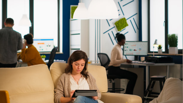 多元化的员工在装饰舒适的现代化办公室里工作图片下载